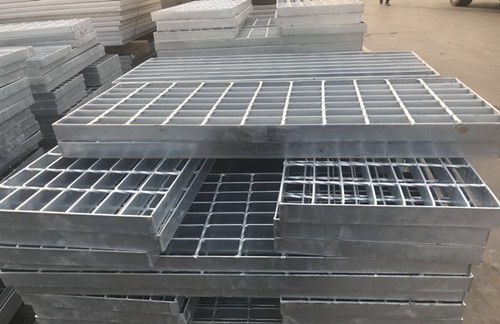 鋼格板與盤梯踏步板 工業(yè)建筑中的安全實(shí)用之選