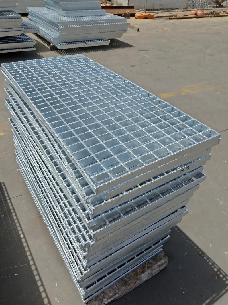 齒形鋼格板是一種具有高強(qiáng)度,耐磨,防滑性能的建筑材料,主要適用于